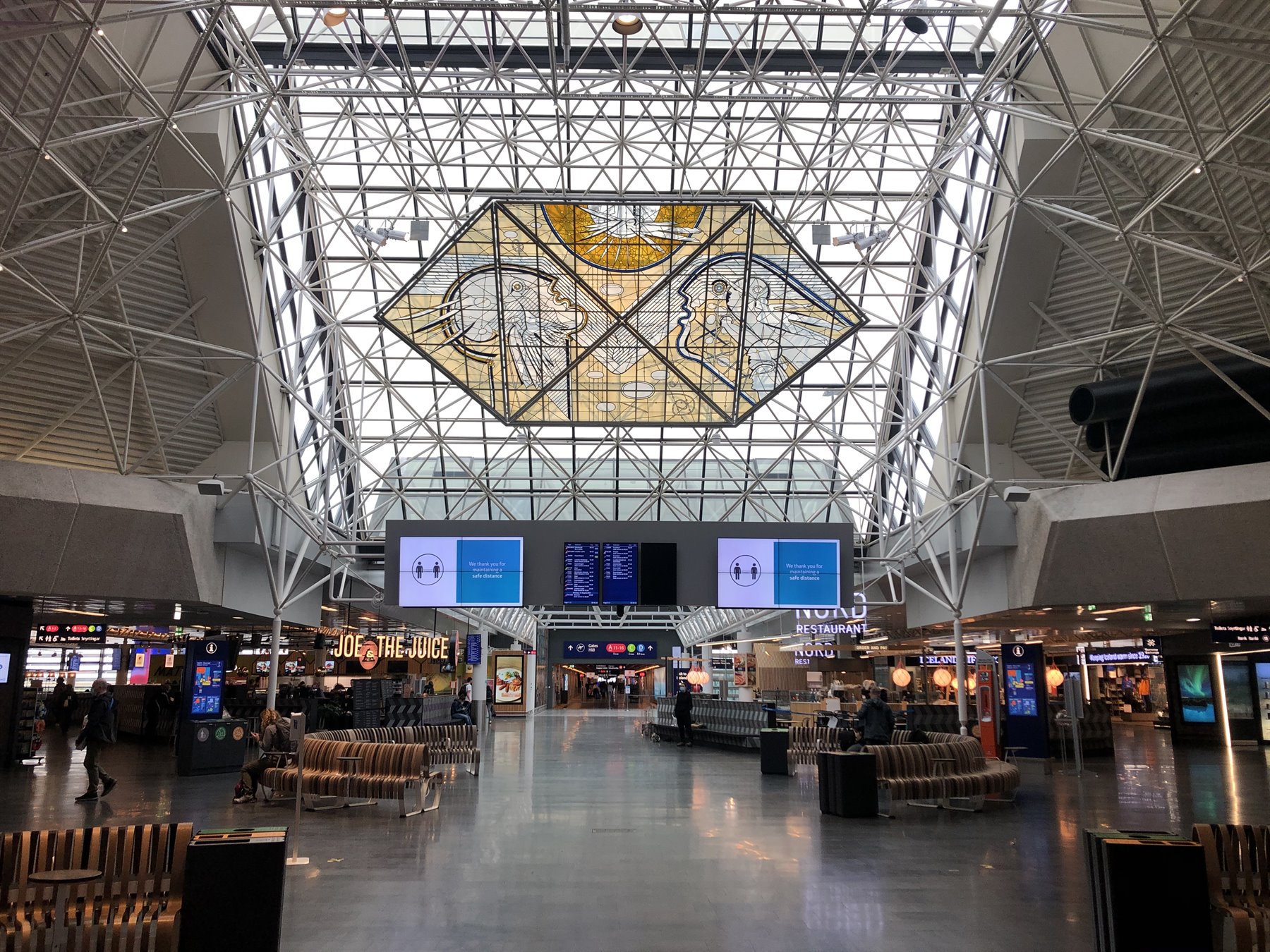 Hall dell'aeroporto con struttura in acciaio e vetro, luminoso sfondo