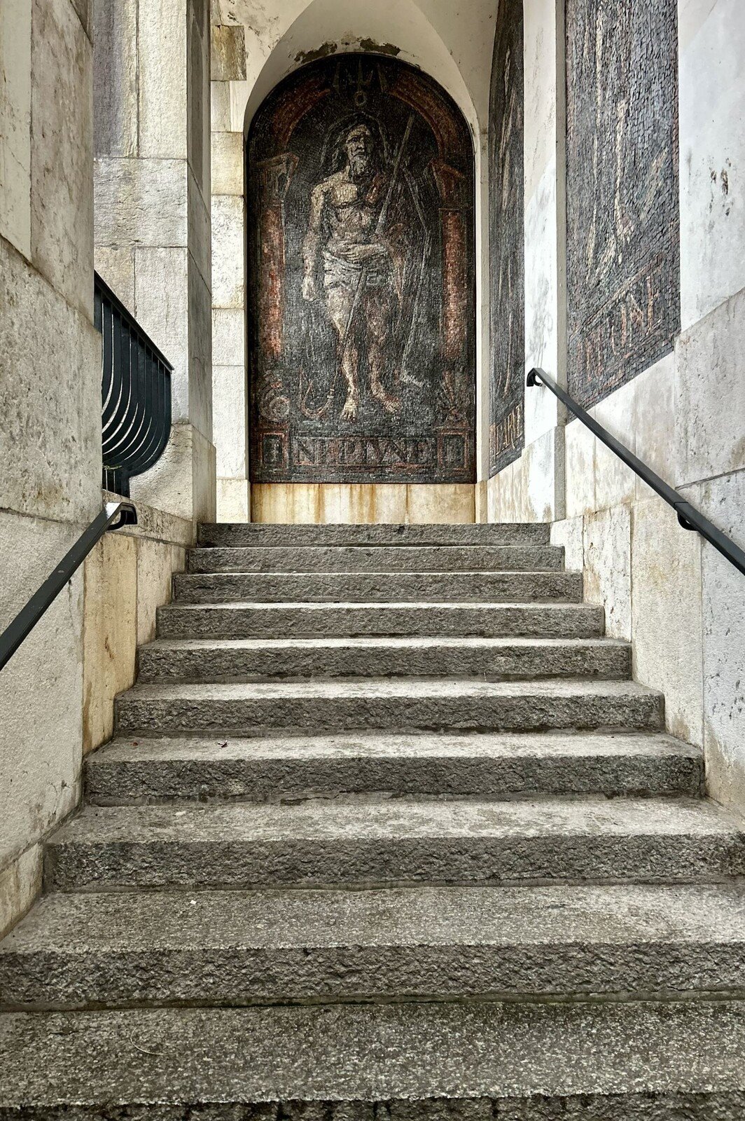 Sulle scale di pietra