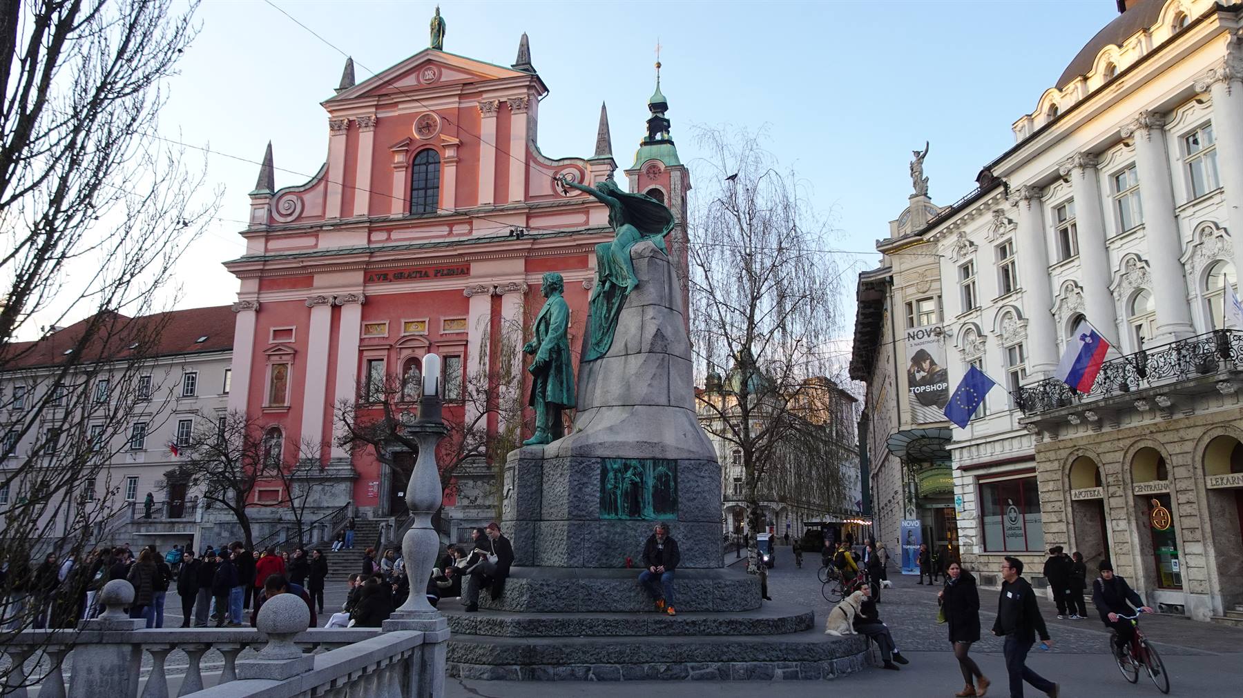 Monumento a Prešeren davanti alla chiesa francescana rosa a Lubiana