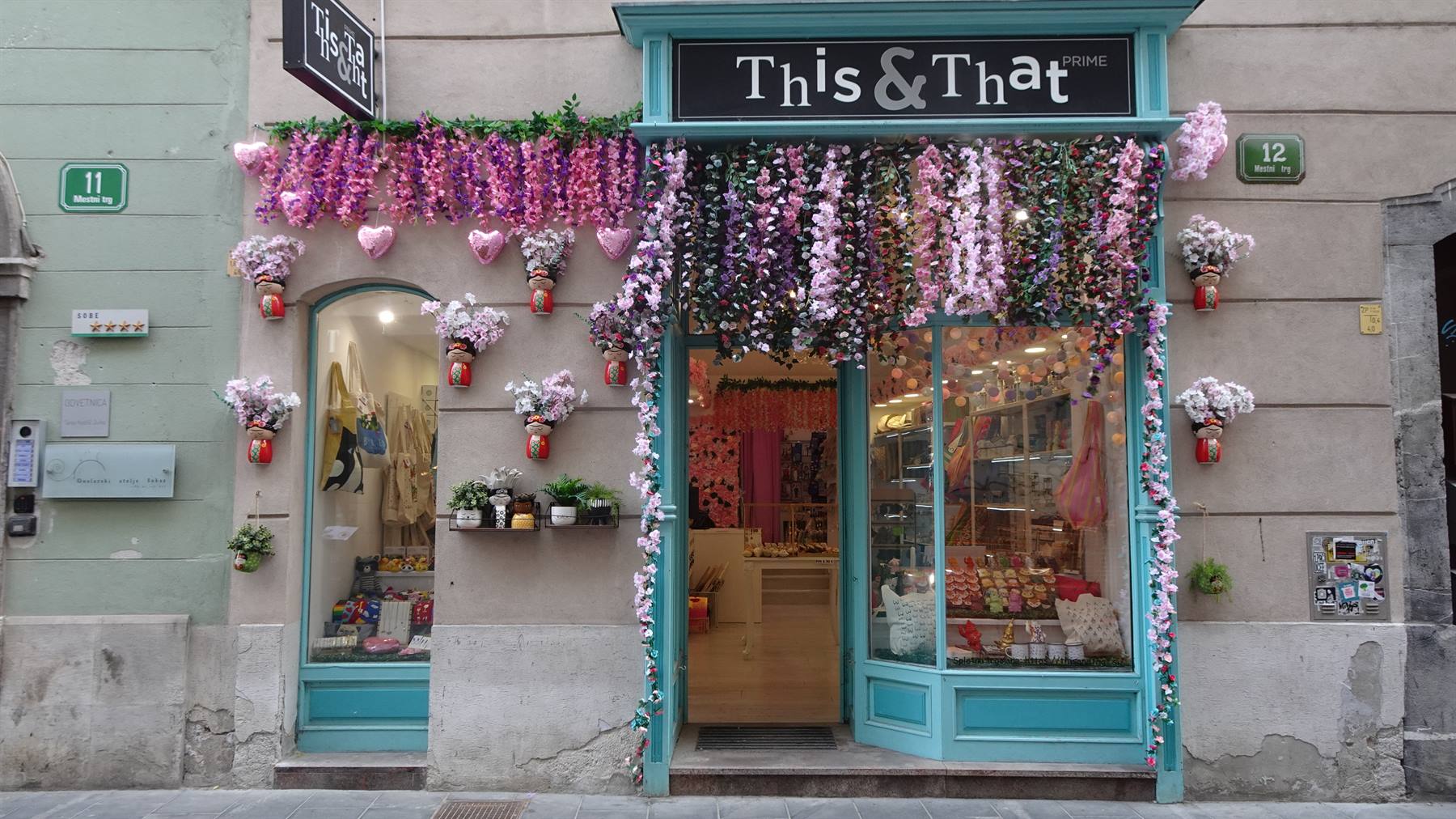 Negozioloadenro This & That con portali turchesi e fiori appesi