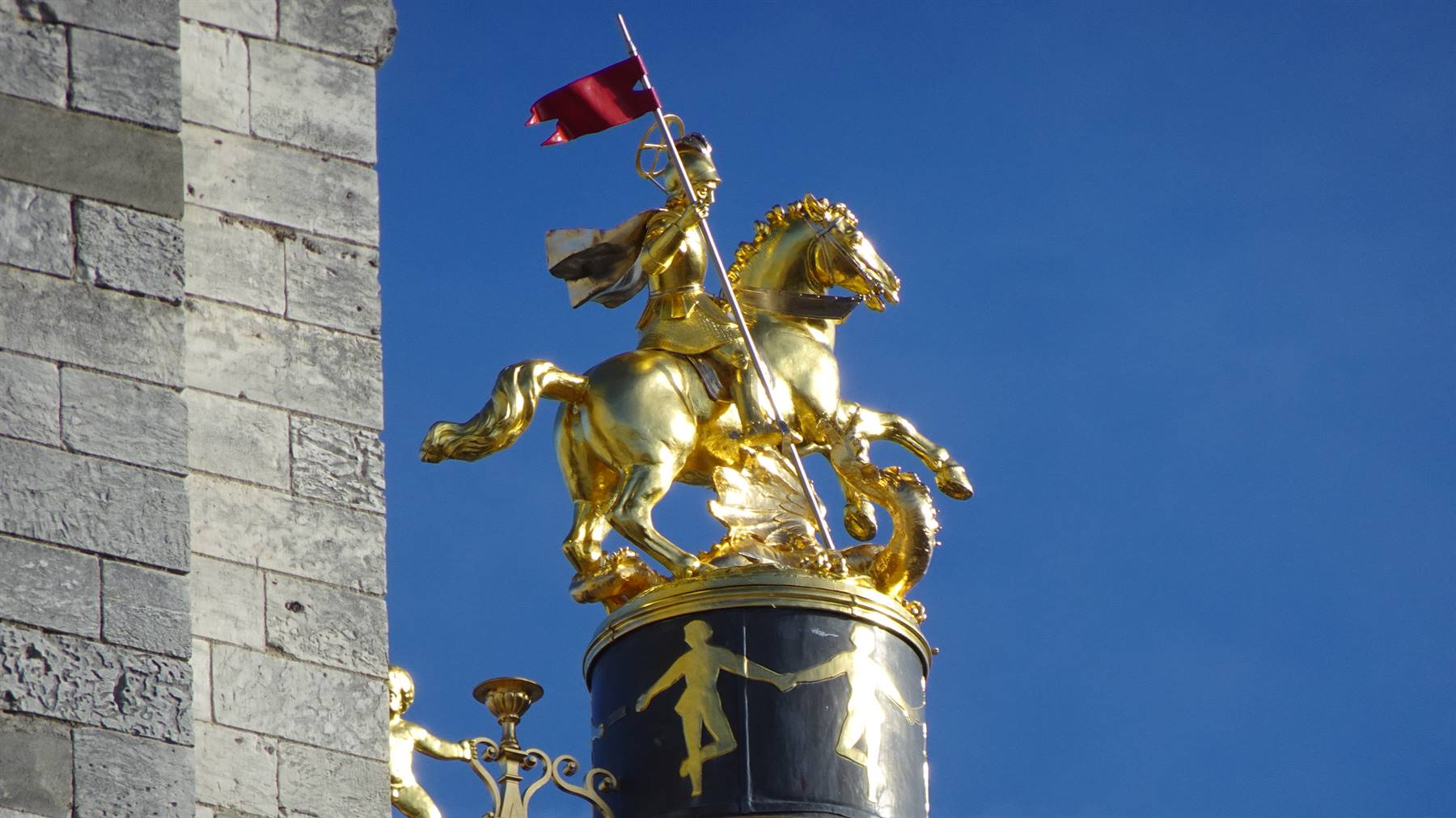 Cavaliere dorato contro il cielo azzurro: che meraviglia improvvisa!