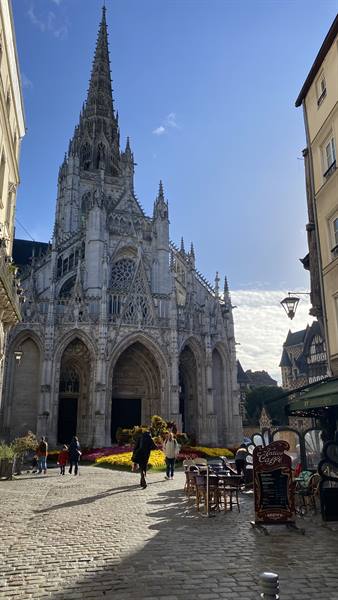 Saint-Maclou Cathedral in Rouen, golden sun and outdoor coffee: a perfect moment.