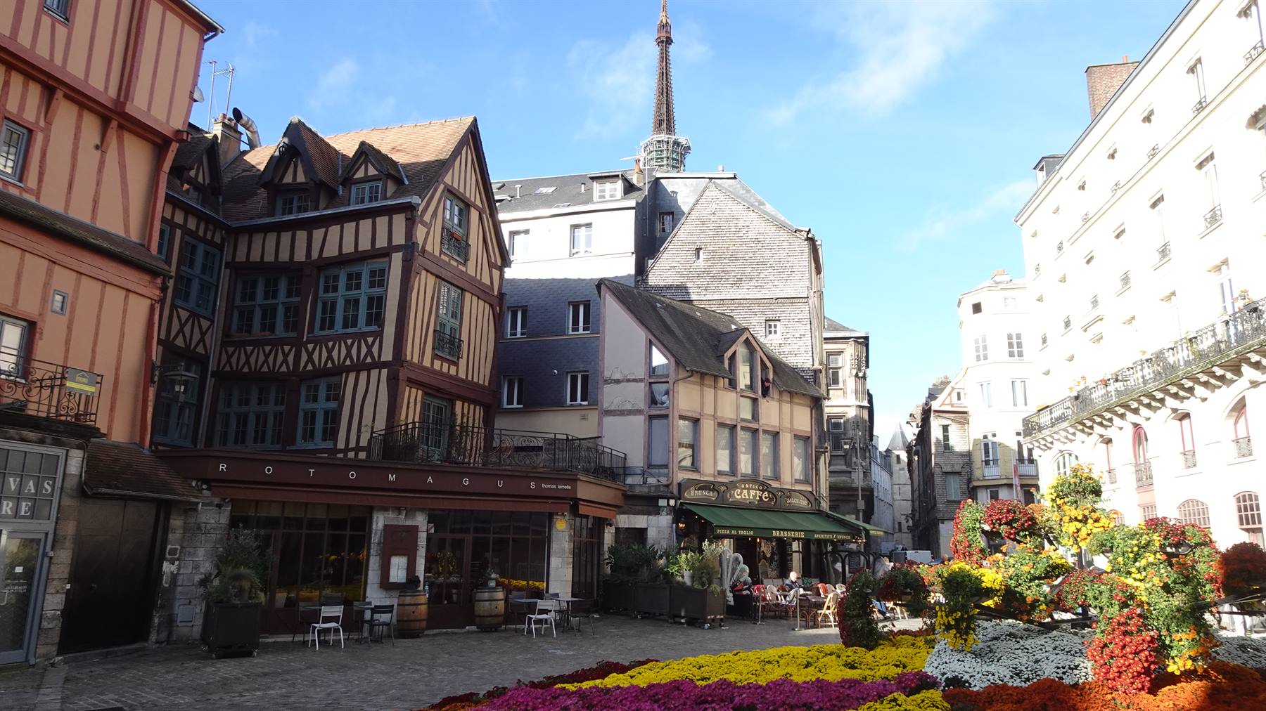 Cafe sotto le case a graticcio, fiori colorati: Rouen ci accoglie con calore.