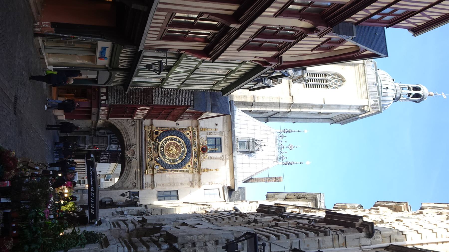 Il Grande Orologio astronomico dorato su arco medievale tra case a graticcio a Rouen