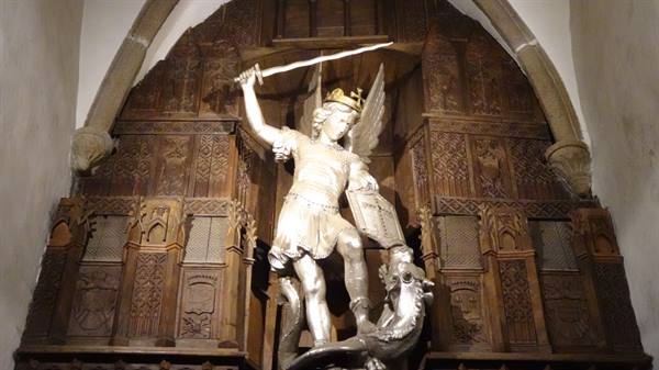 Saint Michael of silver defeats the dragon: a moment of silent wonder.