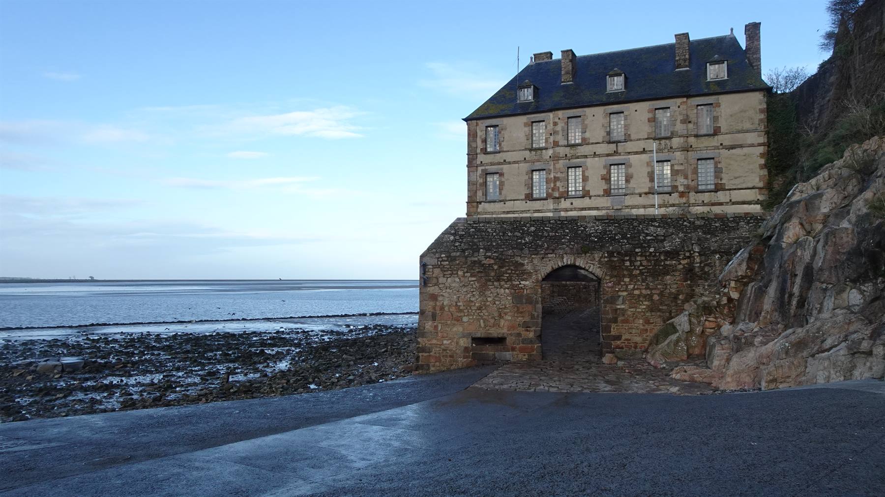 La vecchia pietra guarda il mare: sera silenziosa a Mont-Saint-Michel.