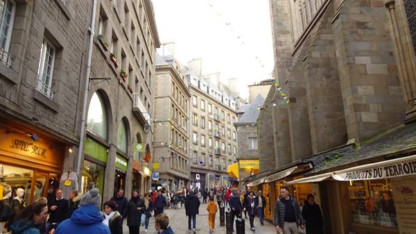 Stone alleys and market scents: Mont Saint-Michel wins us over slowly.