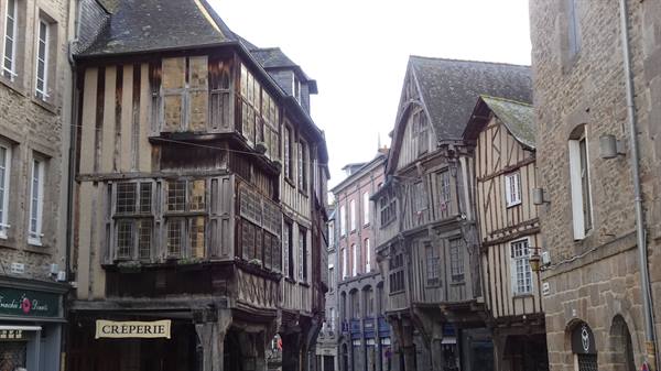 Old half-timbered houses and the scent of crêpes: the anxiety warms the heart.