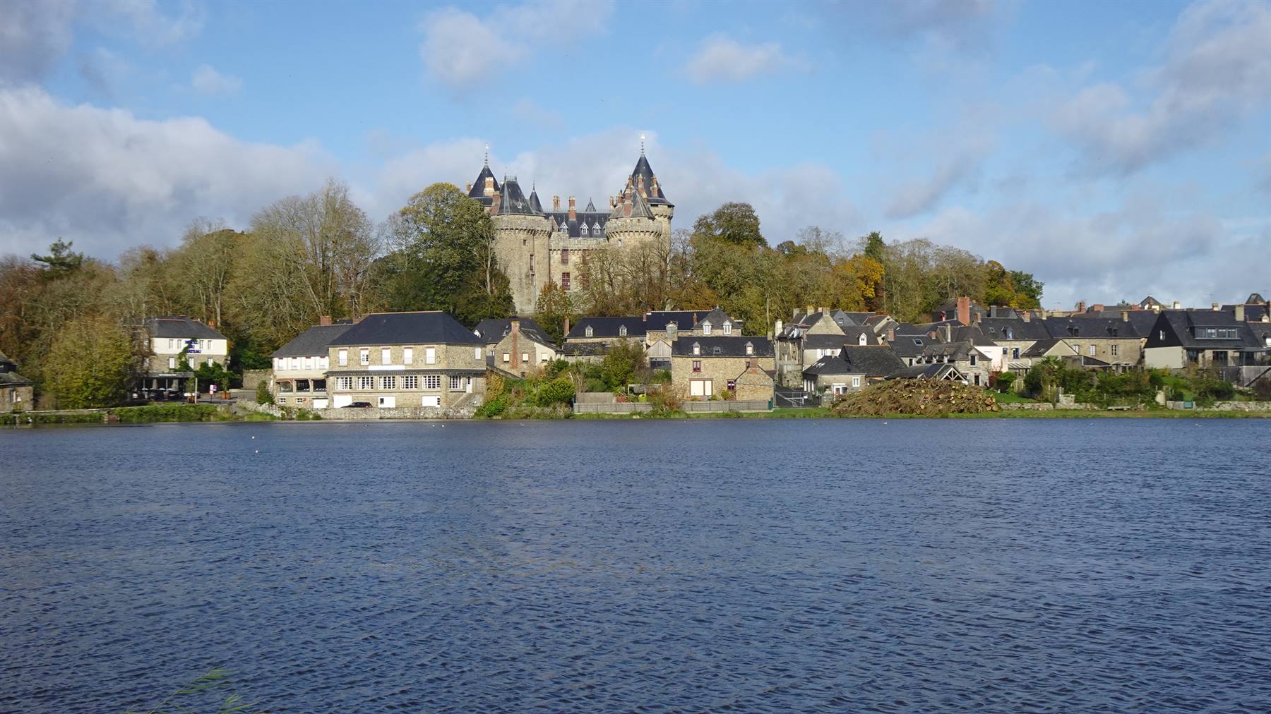 Il castello di Combourg domina le case slate sopra il lago