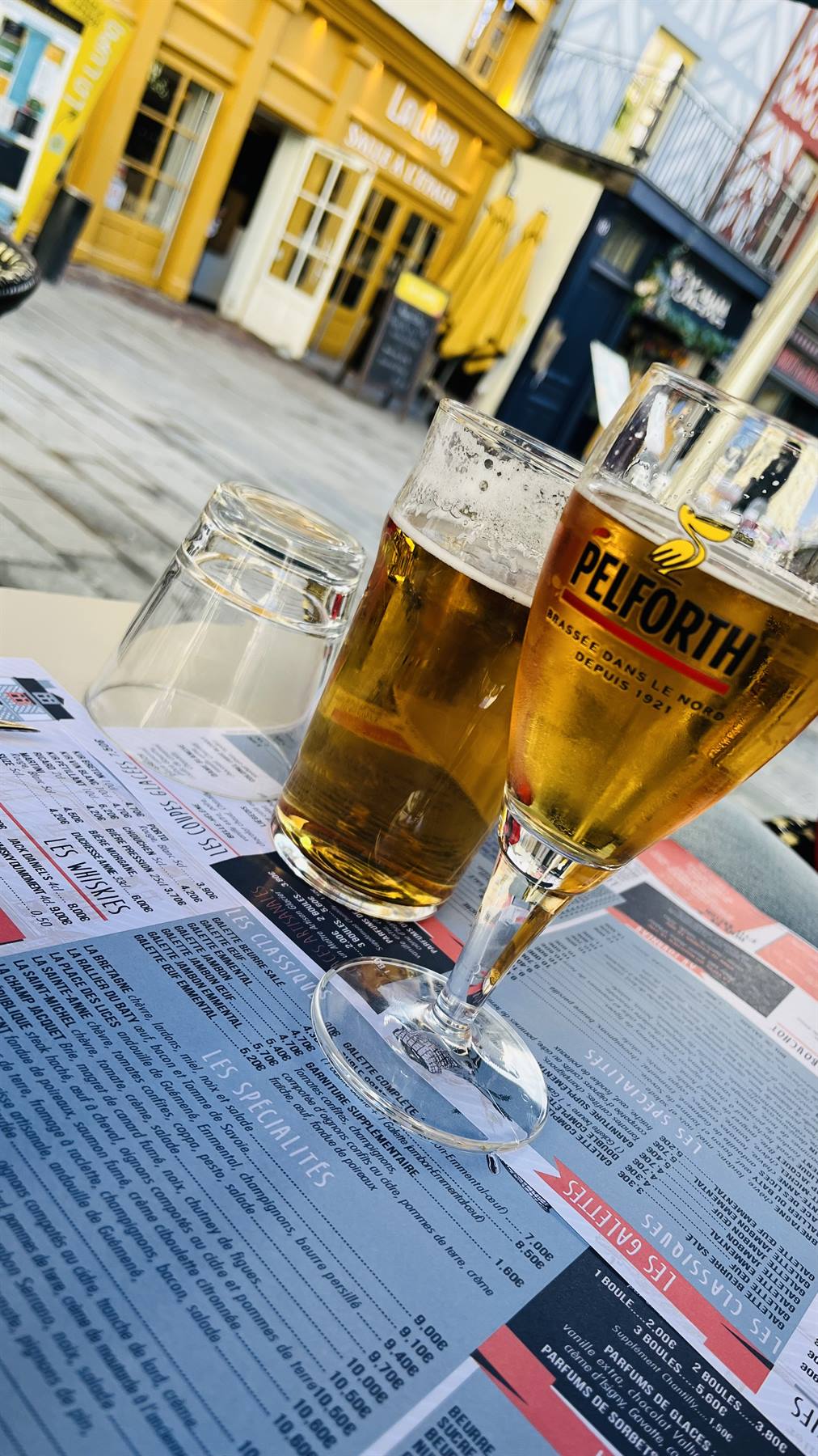 Bicchieri di Pelforth su un menù al tavolo di un brasserie