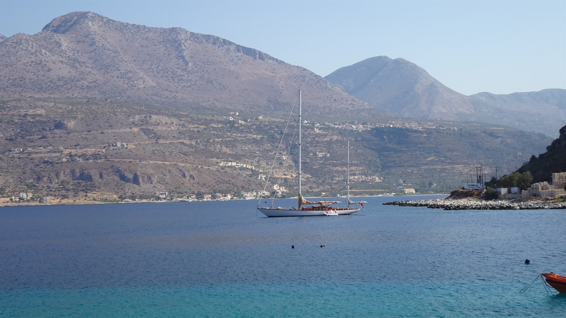 Baia tranquilla, vele ferme: il tempo qui si è fermato con noi.