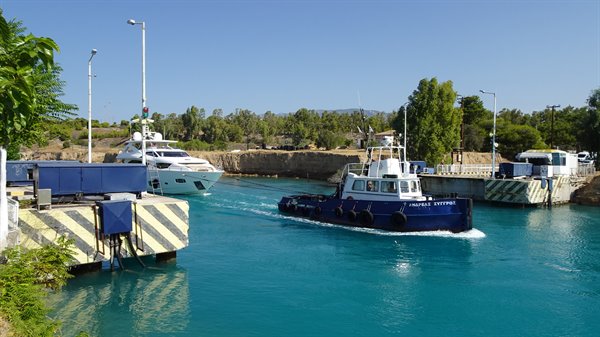 Turquoise waters and a tugboat waving goodbye: a perfect day among the piers.