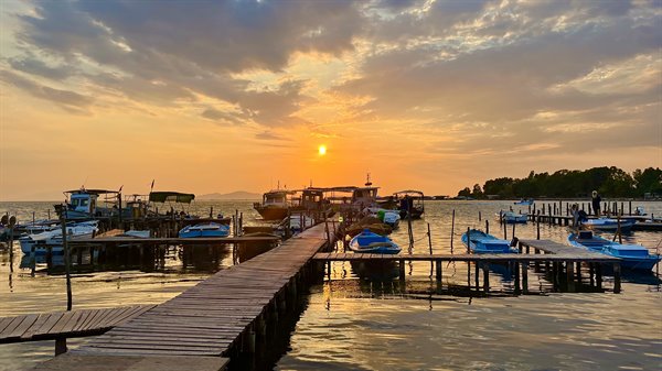 The sun sets on the pier, and the heart stays still here.