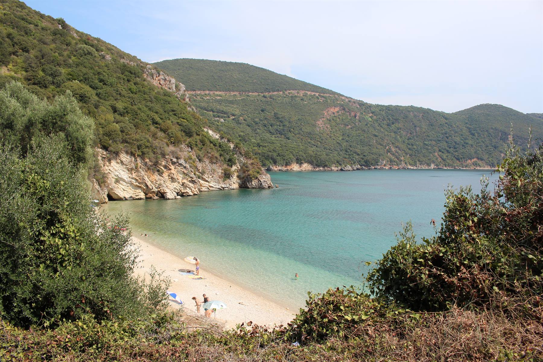 Piccola baia nascosta, mare smeraldo: ci fermiamo un istante, e il tempo si ferma.