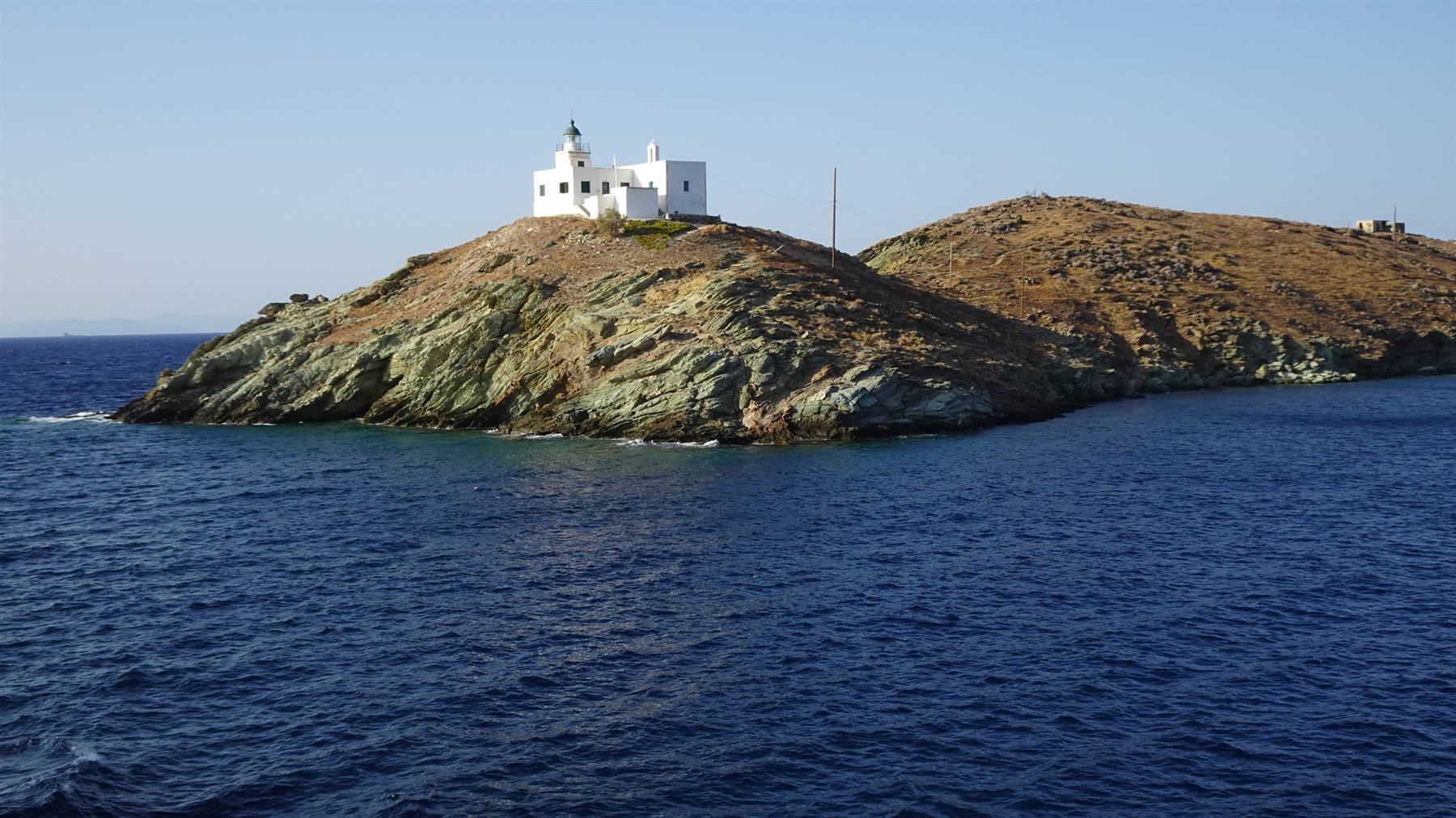 Il faro bianco veglia sull'azzurro, e noi guardiamo in silenzia.