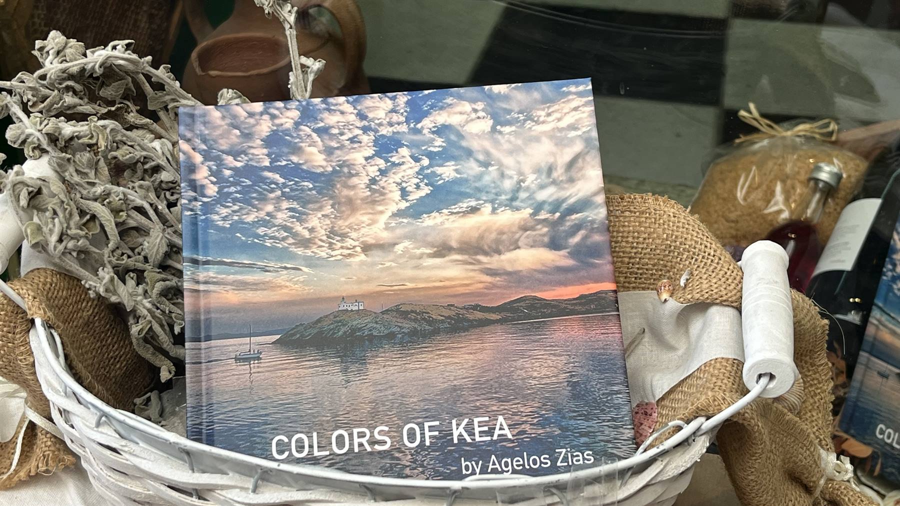 I colori di Kea custoditi in un cestino, come un ricordo d'estate.