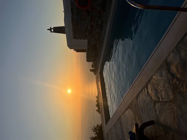 The sun diving into the sea, next to the pool: a moment suspended in the heart.