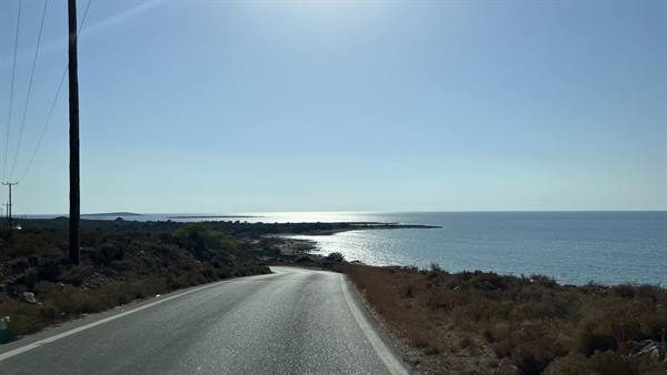 The road bends towards the sea, the sun dances on the water: what a wonder.