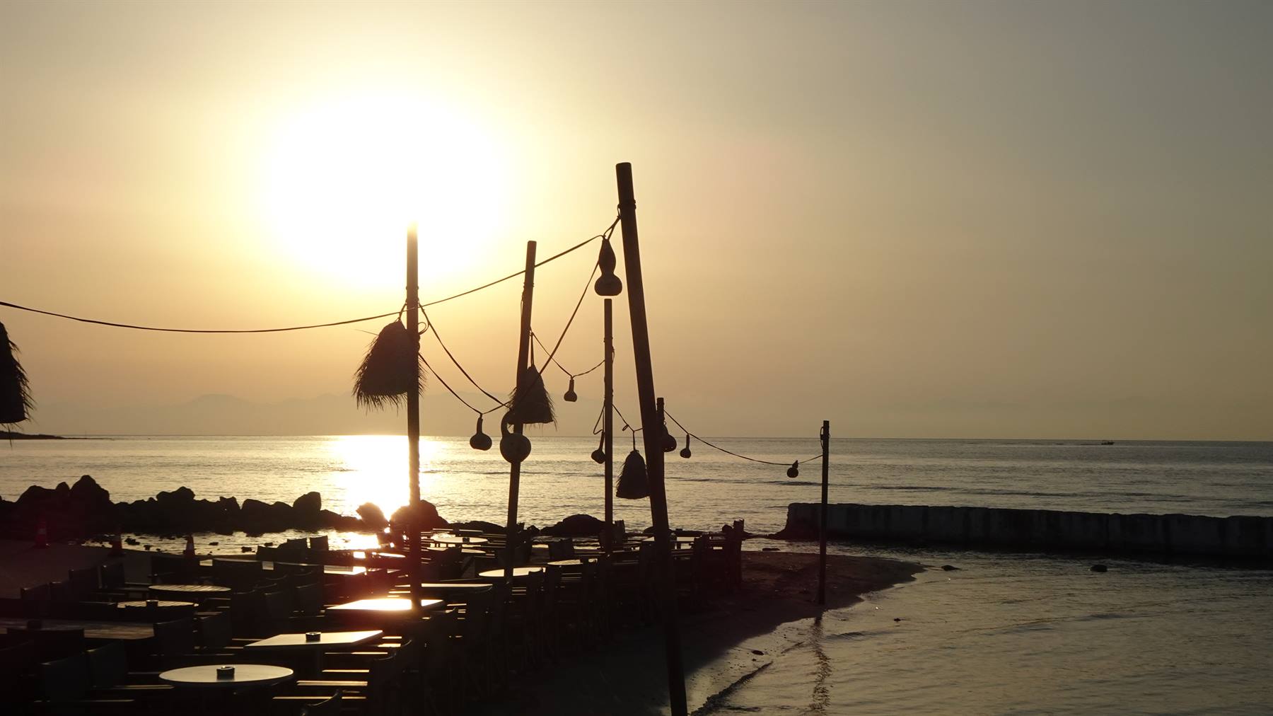 Tramonto dorato sul mare: il giorno finisce qui, nel silenzio.