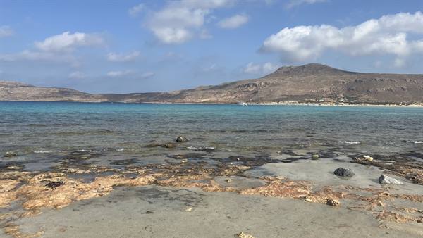 Turquoise waters and silent mountains: the sea that steals your heart.