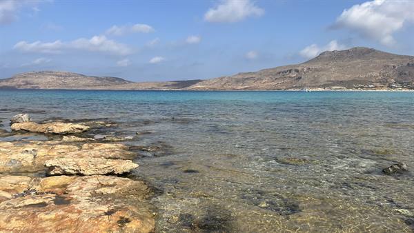 Turquoise waters and golden rocks: the sea that fills your heart.