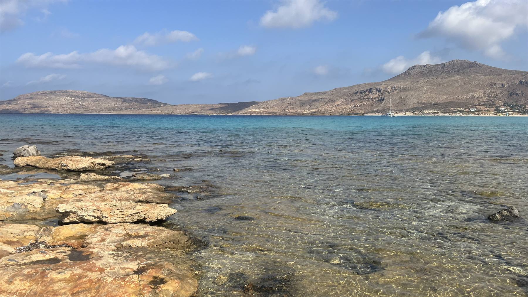Acque turchesi e rocce dorate: il mare che ti riempie il cuore.