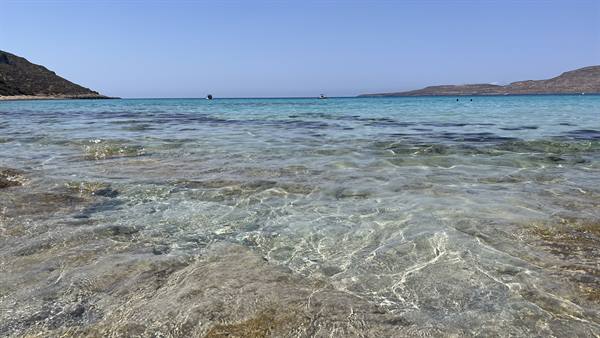 Crystal-clear water caressing the shore: the sea has won us over.