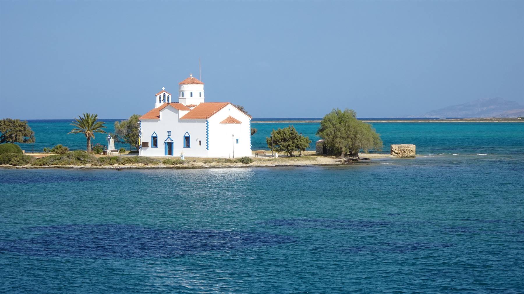 Una piccola chiesa bianca nel blu: il momento che custodirò per sempre.
