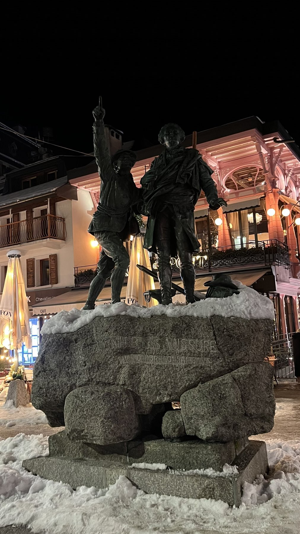 Statua in bronzo di Horace Bénédict de Saussure su masso, Chamonix di notte