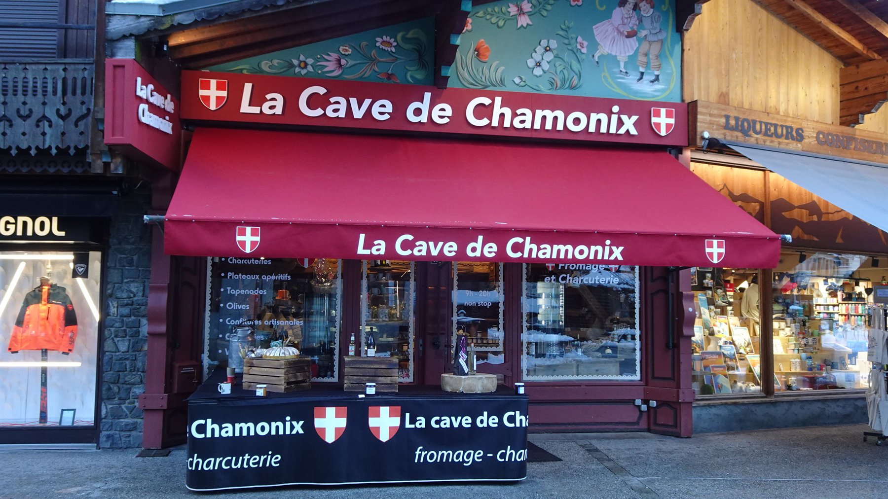 Insegna rossa La Cave de Chamonix su negozio di specialità in legno