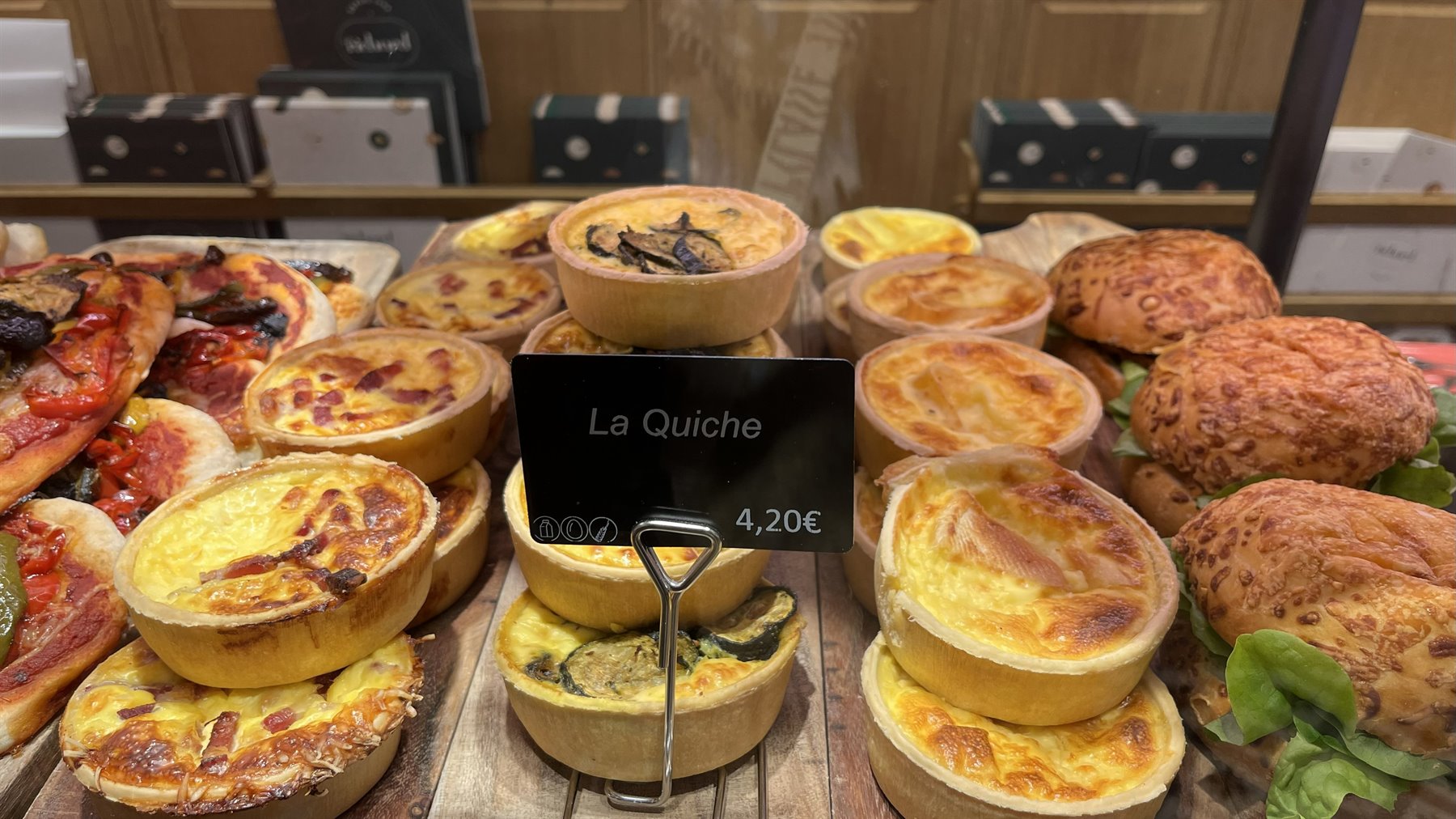 Vetrina di torte salate con cartello 