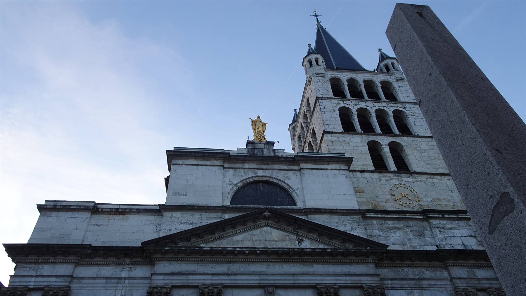 Chiesa di Notre-Dame-de-Liesse ad Annecy, facciata in pietra con statua dorata della Vergine