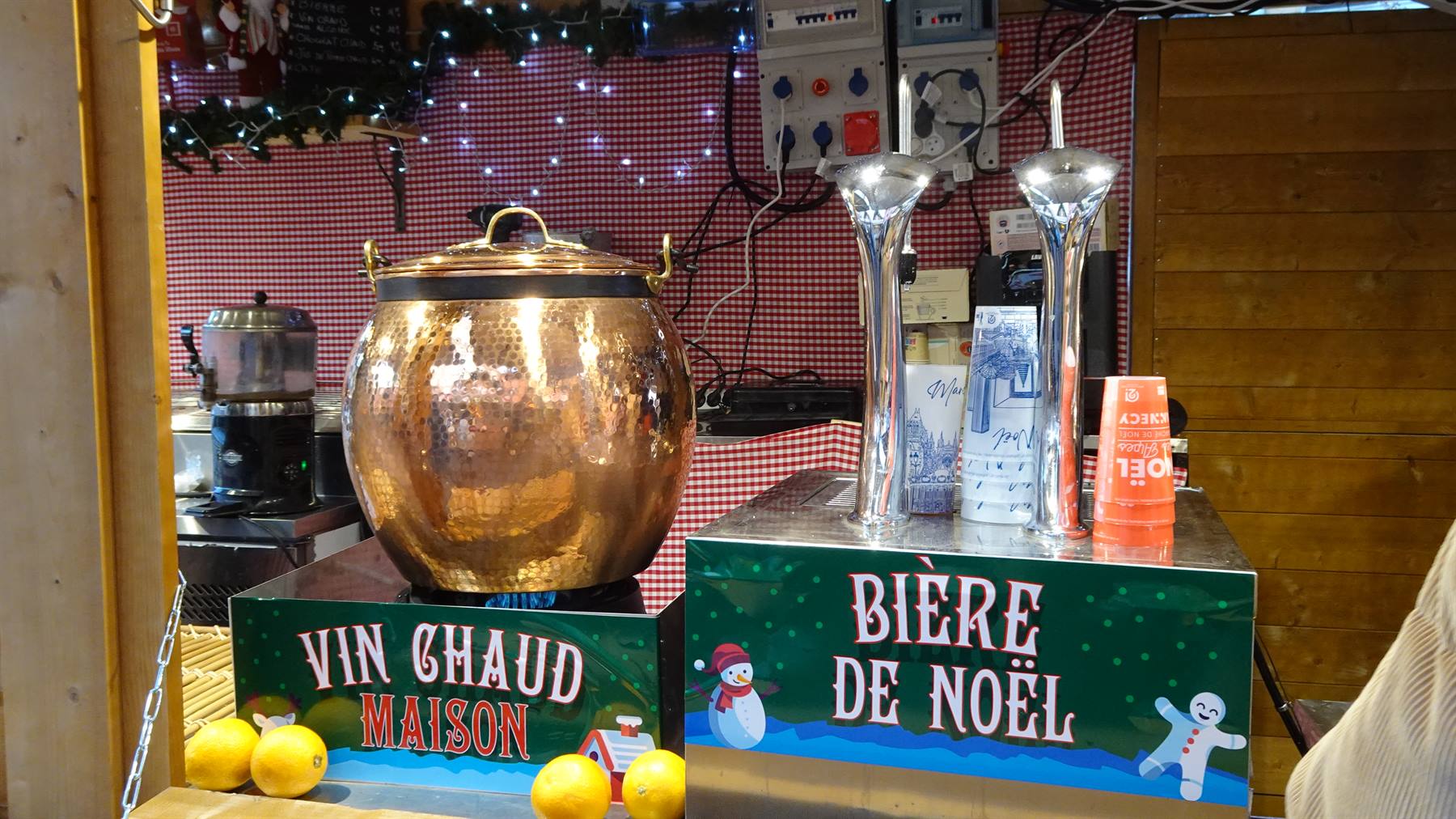 Bancarella di Natale con pentola di rame per vin chaud e birra de Noël