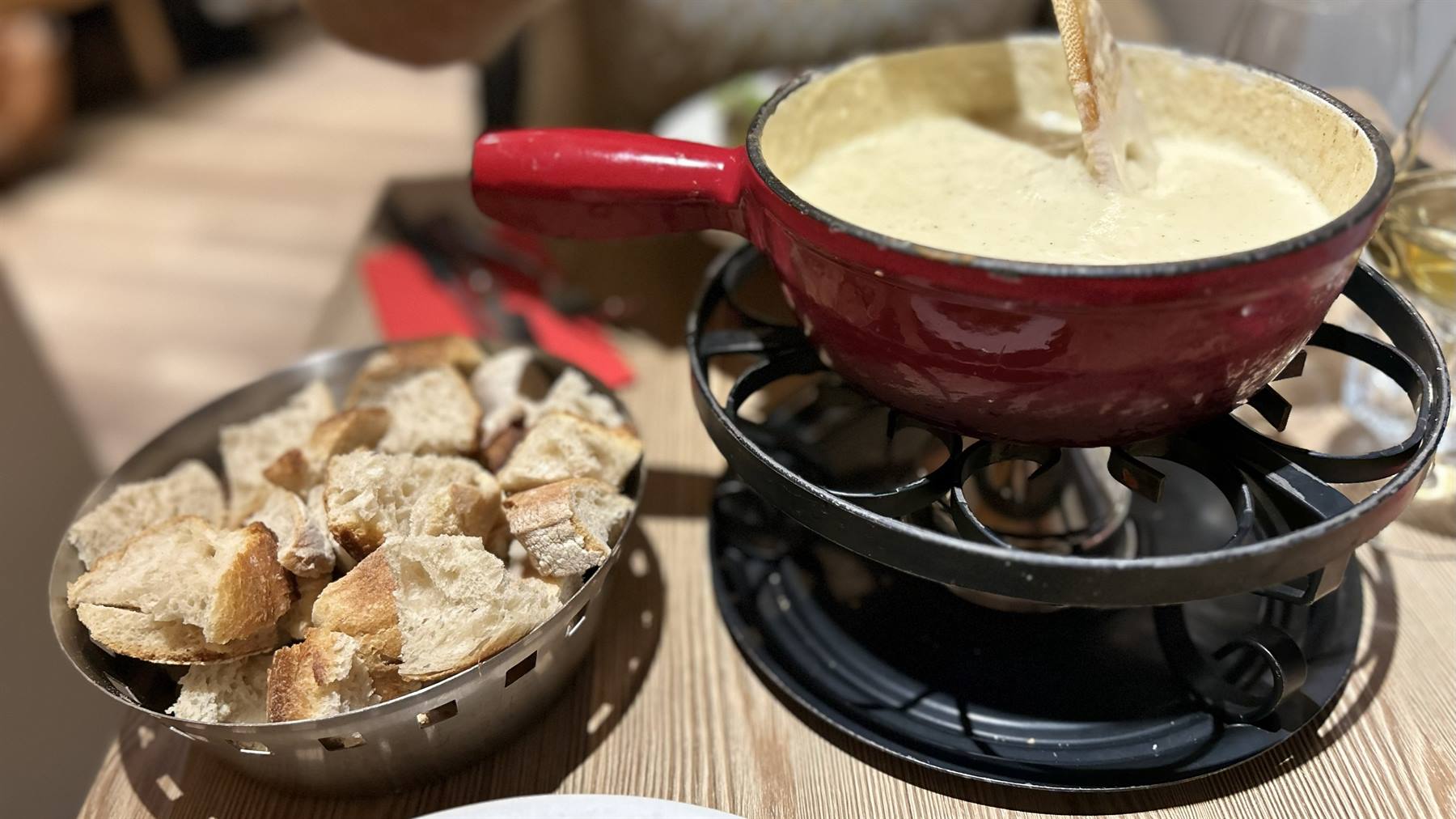 Fonduta nel pentolino rosso con pane a cubetti, ristorante di Yvoire