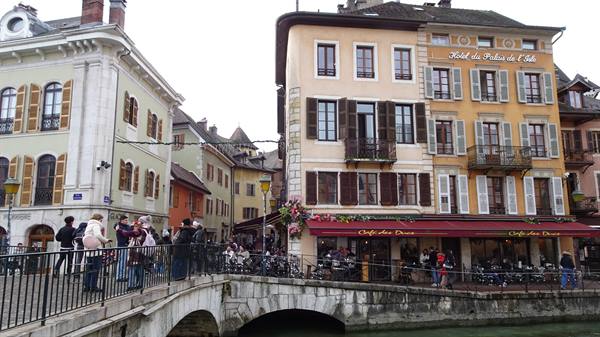 Tourists on canal bridge in front of Hôtel de France, Annecy