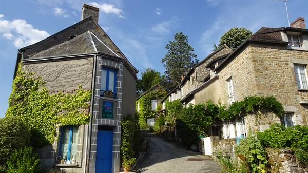 Saint Ceneri le Gerai: stone houses with ivy and blue door on the lane