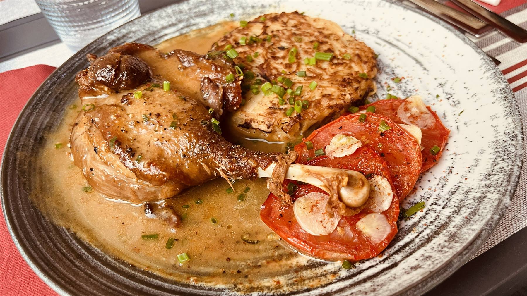 Confit di anatra con salsa, pomodori all'aglio e galette, piatto normanno