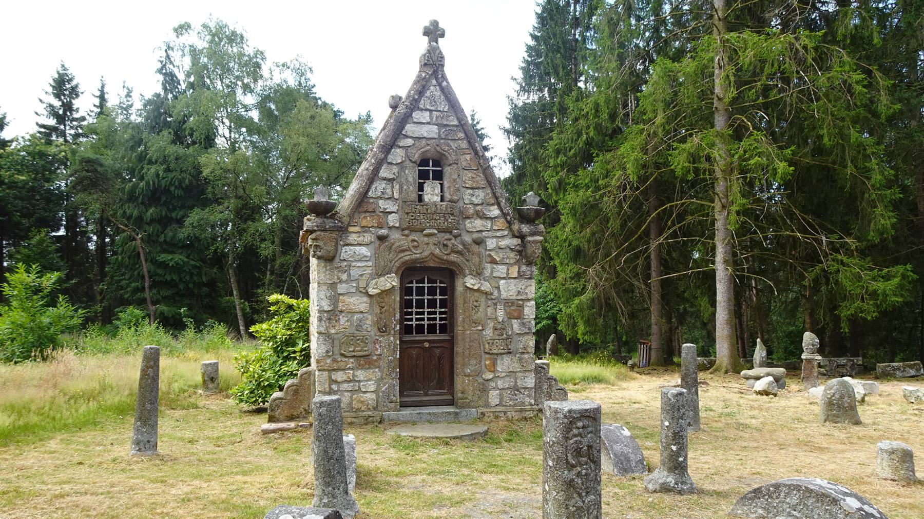 Cappella in pietra con croce tra steli funerarie, Saint-Ceneri-le-Gerei
