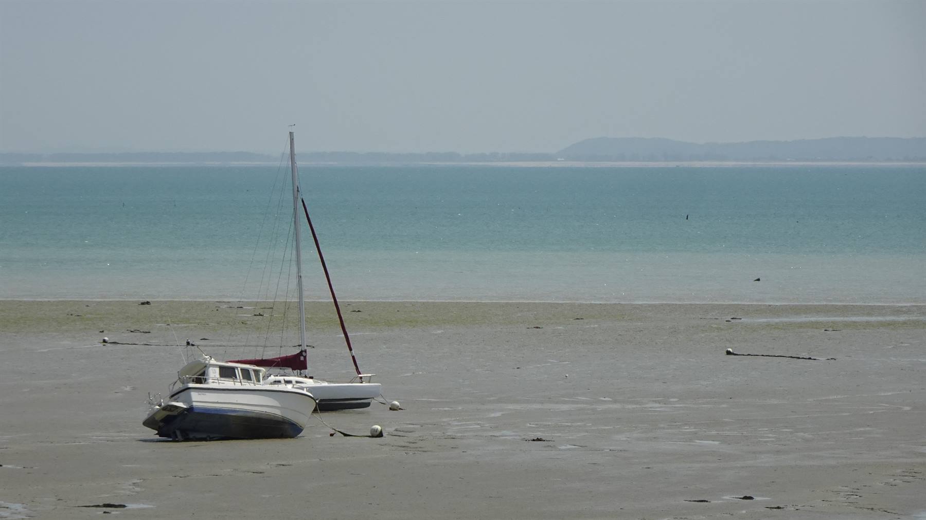 Barche incagliate sulla sabbia con l'acqua bassa, a Cancale