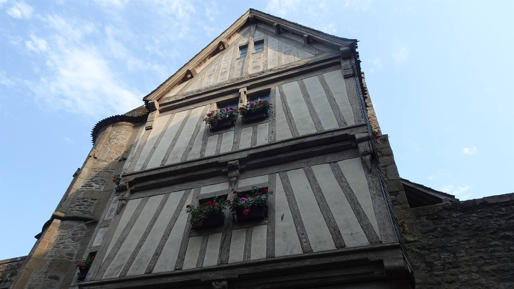 Casa a graticcio in legno e gesso con fiori, Mont Saint Michel