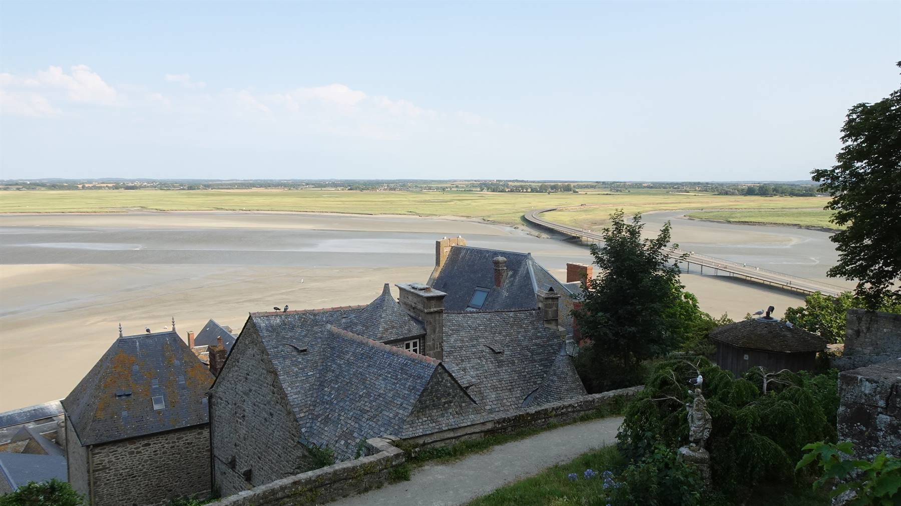 Tetti d'ardesia di Saint Michel sullo piana della baia con la diga