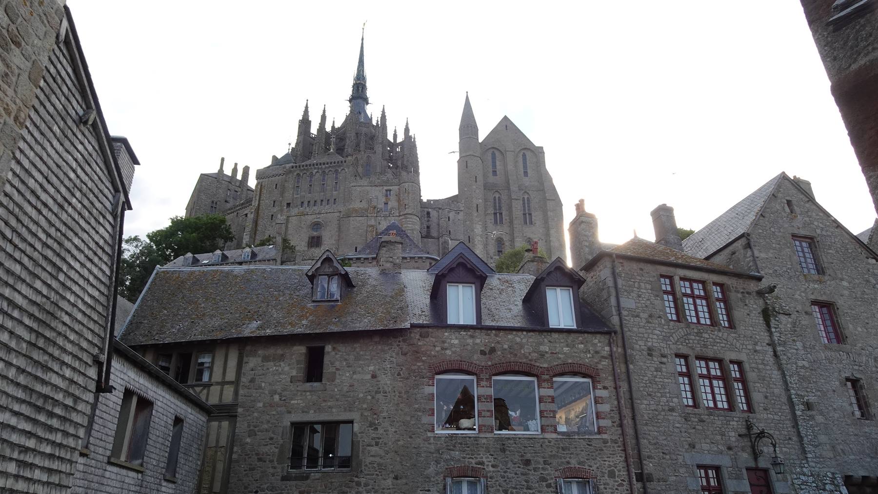 L'abbazia del Mont Saint Michel sopra le case in pietra del borgo