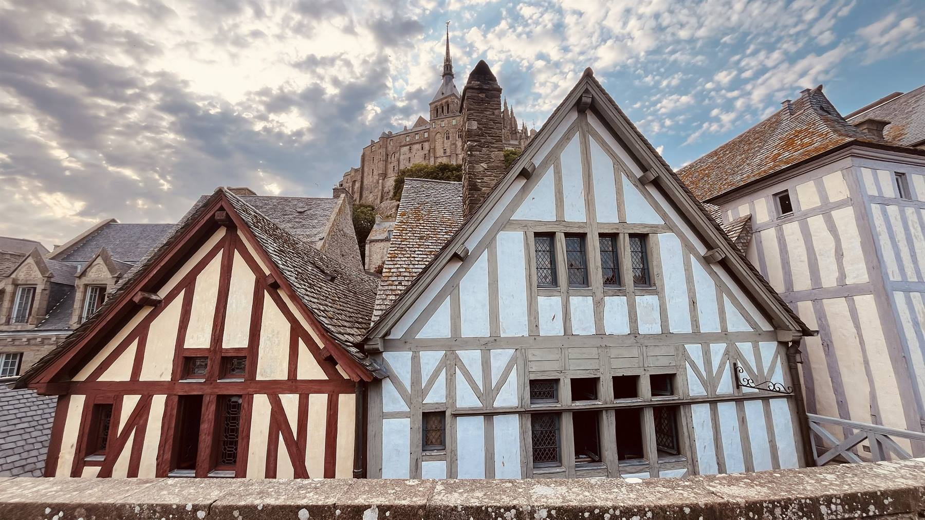 Case a graticcio a Mont Saint Michel con l'abbazia sulla roccia