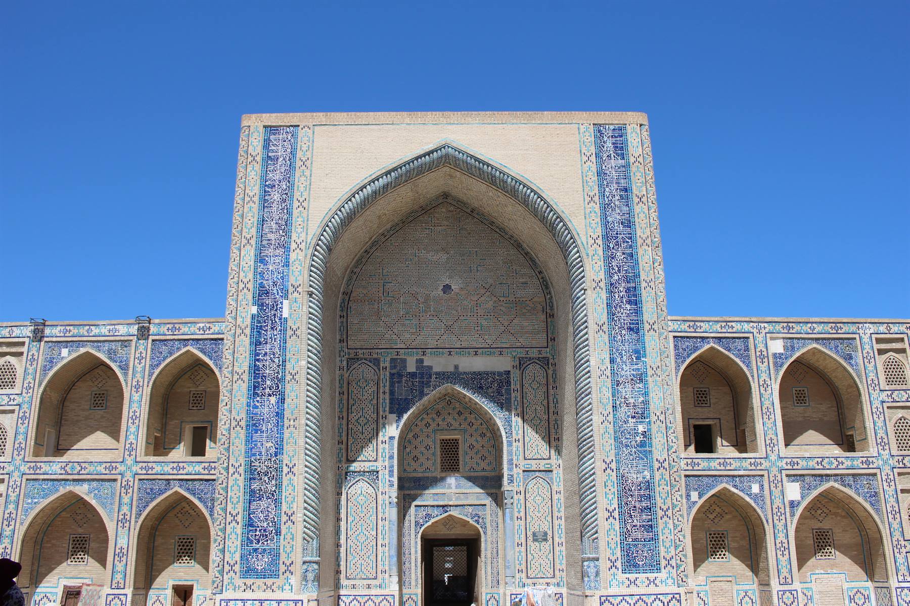 Madrasa di Bukhara, mattoni e maioliche blu sotto il cielo azzurro