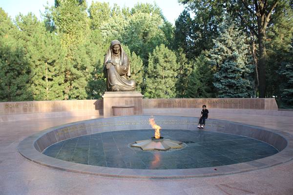 Memoriale della Dolore a Tashkent, fiamma eterna tra gli alberi verdi