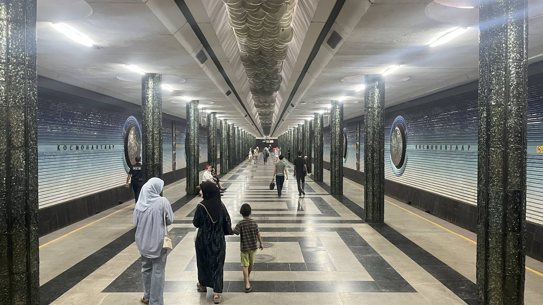 Stazione della metropolitana Kosmonavtlar a Tashkent, colonne scintillanti e mosaici