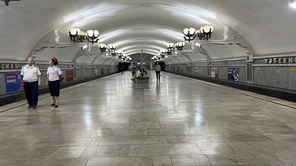 La stazione della metropolitana di Tashkent con lampadari e marmo bianco