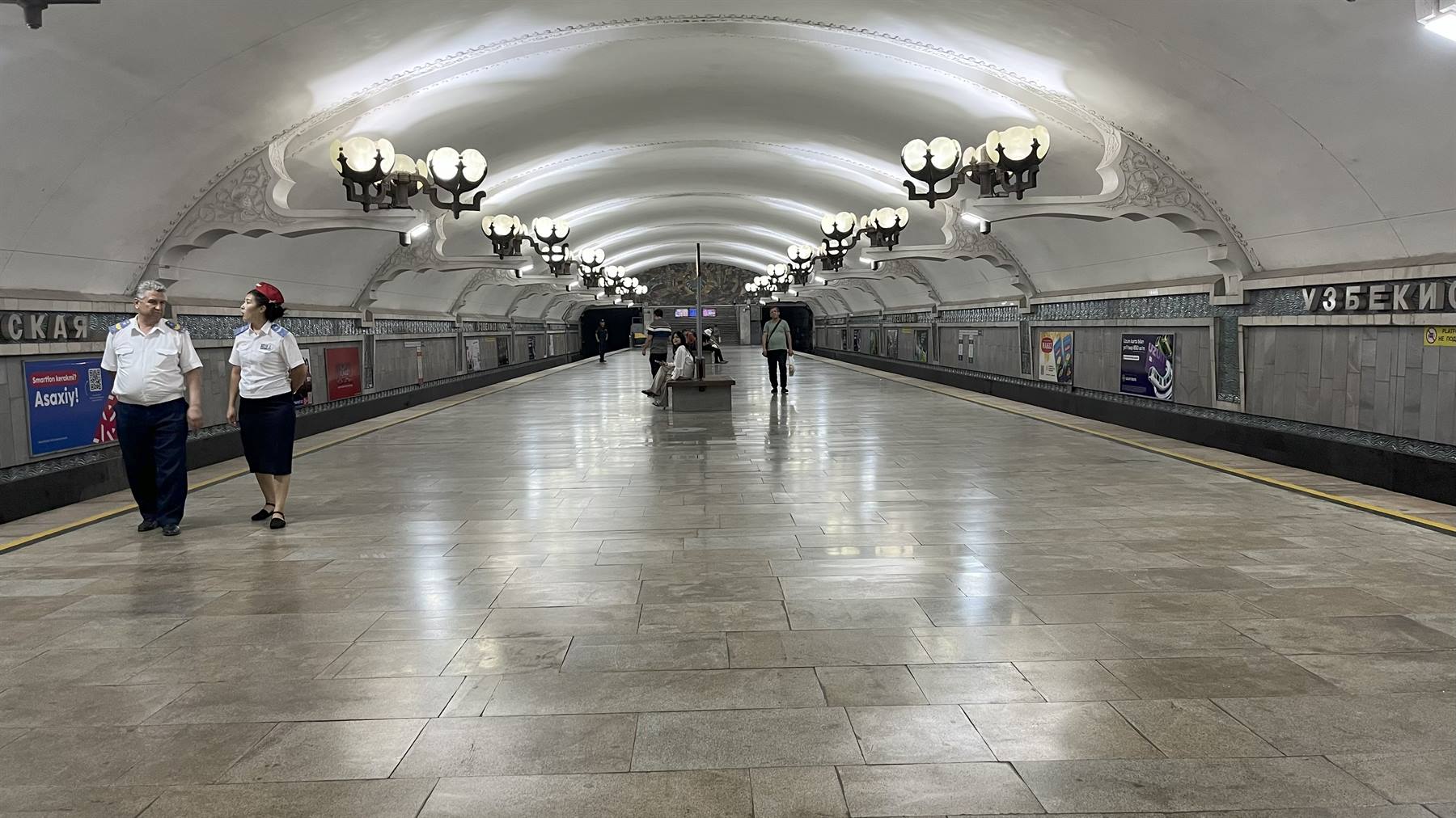 La stazione della metropolitana di Tashkent con lampadari e marmo bianco