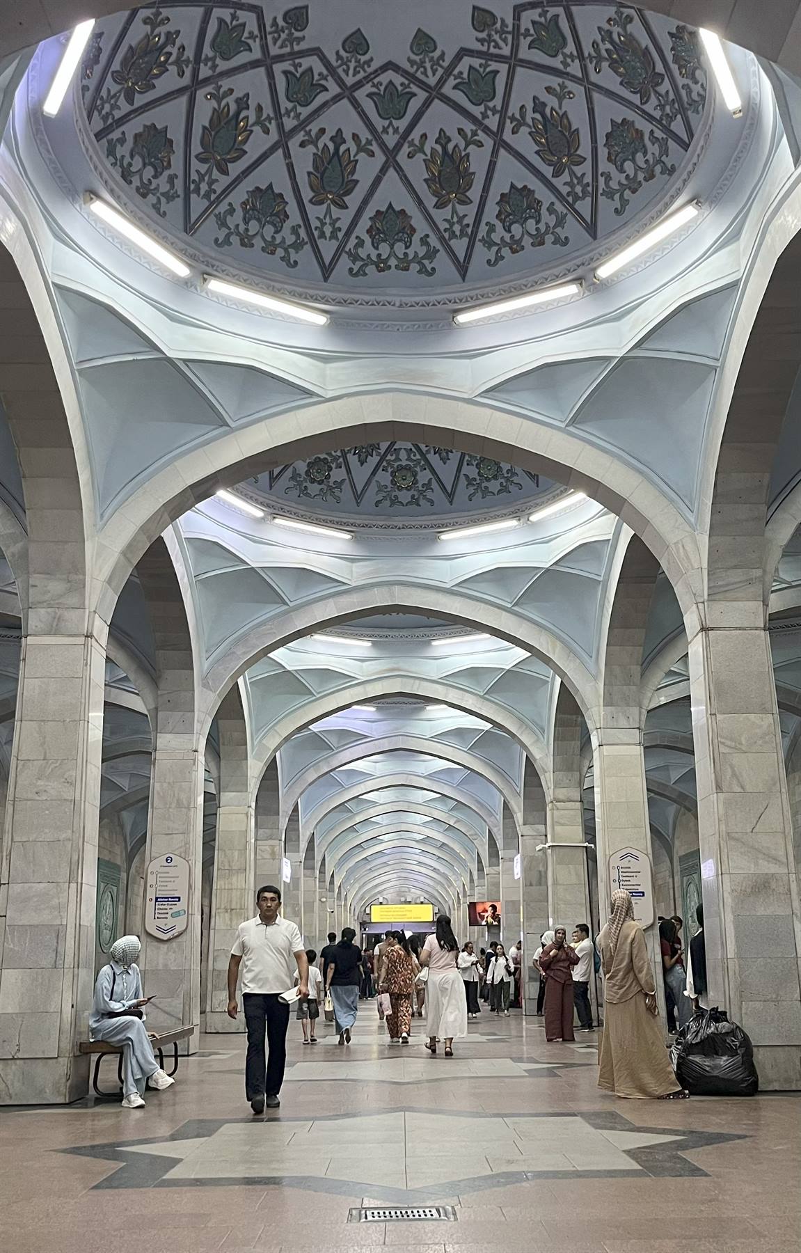 Metropolitana di Tashkent, volte azzurre decorate e viaggiatori che camminano