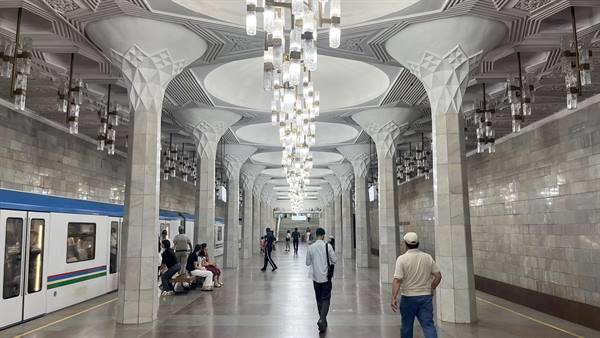La stazione della metropolitana di Tashkent, colonne di marmo e lampadari